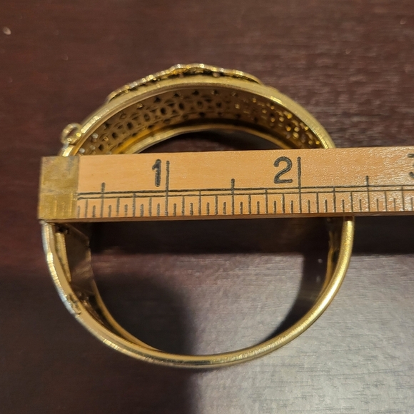 Vintage Freirich Victorian Revival Gold Tone Filigree Hinged Bangle Bracelet - Picture 7 of 7